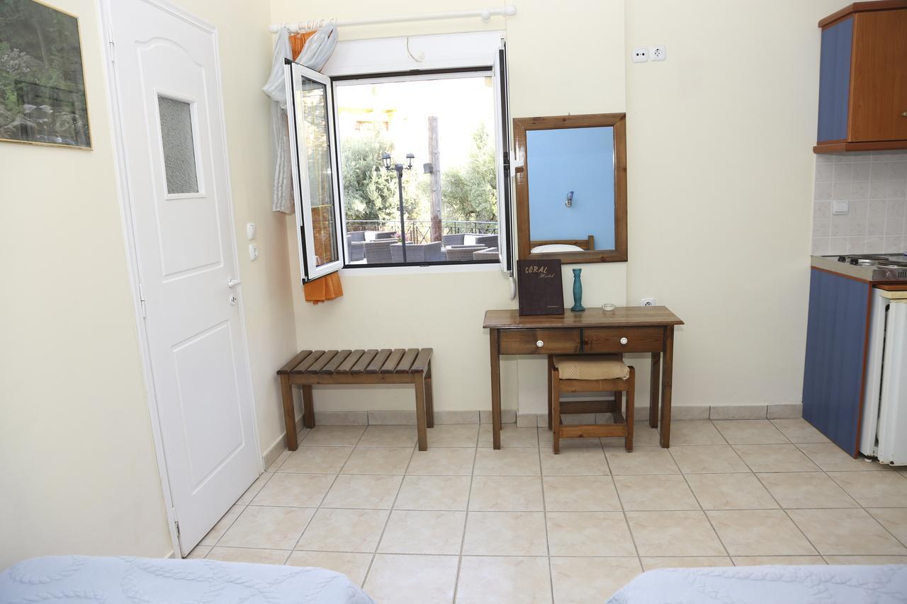 Coral Hotel Plomari 外观 照片